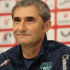 Ernesto Valverde, con su experiencia en diversos equipos entrenados, sonríe ante el micrófono.