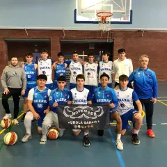 Equipo de goierri saskibaloia posa para una foto grupal en la cancha, con un cartel de Movember.