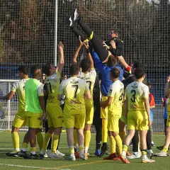 Jugadores del CD Pantoja celebran levantando a su entrenador.