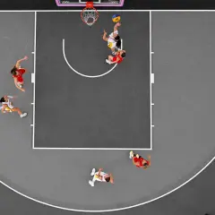 Jugadoras en acción durante un partido de baloncesto 3×3. Una lanza al aro, otra defiende.