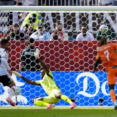 Portero se lanza para atajar un gol en partido de fútbol entre Alemania y Costa Rica.