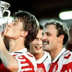Jugador danés besa el trofeo de la Eurocopa. Celebración histórica de la Eurocopa Dinamarca.