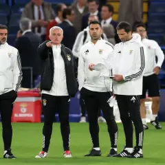 El coach de fútbol, José Mourinho, señala algo en el campo mientras su equipo observa.