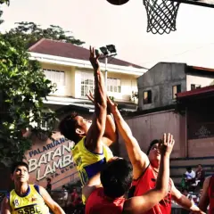 Jugadores de baloncesto compiten por el balón tras un tiro fallido, demostrando que es un rebote en baloncesto.