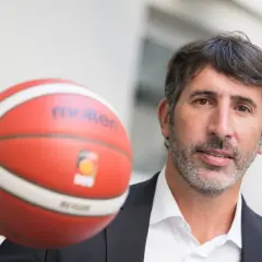 Hombre con balón de baloncesto, posible inspiración para los mejores entrenadores.