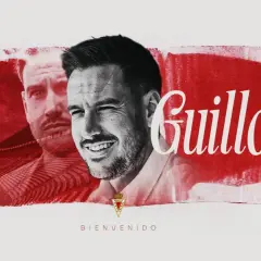 Guilló, el nuevo entrenador del Murcia, sonríe con ilusión. El escudo del club y el estadio de fondo auguran éxitos.