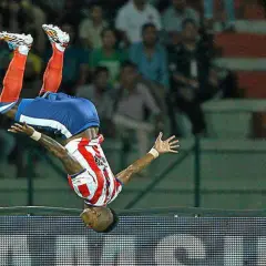 Futbolista realiza una espectacular voltereta en el aire durante un partido de la liga india.