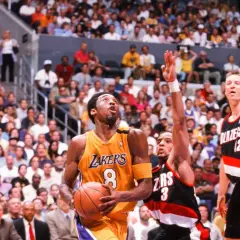 Kobe Bryant con el balón, en un emocionante crossover de baloncesto contra los Blazers.