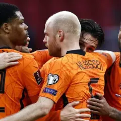 Jugadores de la selección de Países Bajos celebran un gol. La camiseta naranja con el número 22 y 5 visible, parte de la liga de fútbol.