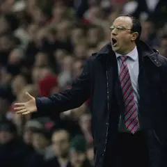 Rafa Benítez, entrenador del Liverpool, gesticula apasionadamente en el banquillo.