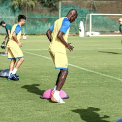 Jugadores de fútbol en pretemporada entrenan equilibrio sobre bosus.