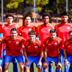 El equipo de fútbol de San Clemente CF posa para una foto.