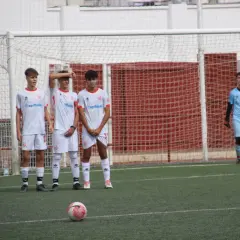 Jugadores del cd cabecense esperan un tiro libre frente a la portería. El portero se prepara.