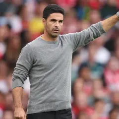 Mikel Arteta, entrenador de equipos, dirige con gesto enérgico.