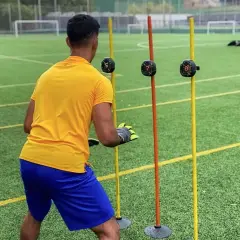 Portero entrenando para mejorar sus reflejos, reaccionando a luces en postes.