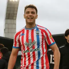 Jugador sonriente con camiseta a rayas rojas y blancas, parte del equipo de regional preferente castilla y león grupo 1.