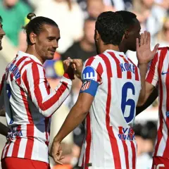 Jugadores del Atlético de Madrid celebran un gol. En primer plano, Griezmann choca el puño con Koke, ambos con la camiseta rojiblanca.