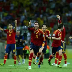 Jugadores de España celebran un gol contra Italia en la Eurocopa. ¡Victoria!