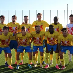 Equipo de fútbol posando en el campo, con camisetas amarillas y pantalones azules. El logo de "Santa Catalina" es visible.