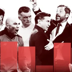 Varios entrenadores del Sevilla FC, con expresiones intensas y gestos apasionados, capturan la emoción del fútbol.