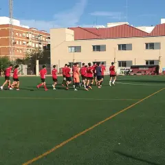 Jugadores del Alboraya UD entrenan en campo de césped artificial.