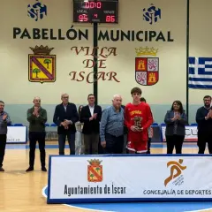 Joven jugador de baloncesto recibe trofeo en el Pabellón Municipal de Íscar.