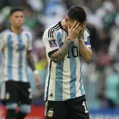 Messi de Argentina, con las manos en la cara, tras un partido en Qatar.