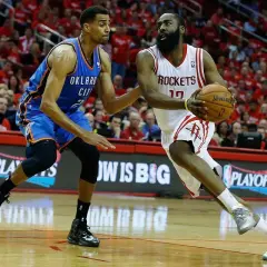 Jugadores de baloncesto en acción. James Harden con el balón, defendido por un jugador de Oklahoma City. Esto es que es el baloncesto.