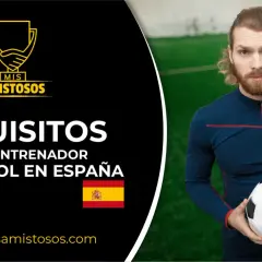 Hombre con balón de fútbol, texto: Requisitos para ser entrenador de fútbol en España.