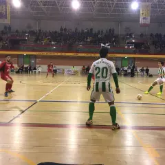 Jugadores de fútbol sala en un partido. Uno con el dorsal 20, R. Bermusell, y otro con el 14. El tacon Villarrobledo resuena en la cancha.