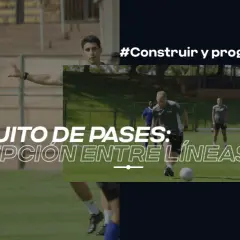 Entrenadores dirigen un circuito técnico de fútbol para mejorar la recepción entre líneas.