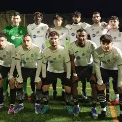 El equipo de fútbol atlético jareño posa en el campo.