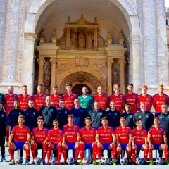 El equipo del Atlético Tarazona posa para una foto grupal frente a una fachada histórica.