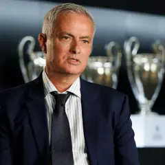 José Mourinho, el legendario **entrenador Madrid**, posa con trofeos de la Champions League.