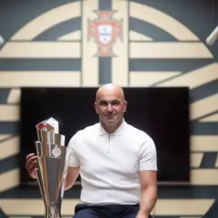 Roberto Martínez, seleccionador de Portugal, posa con el trofeo de la Liga de Naciones.
