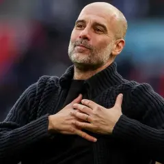 Pep Guardiola, con las manos en el pecho, muestra gratitud. Su edad no se refleja en su energía.