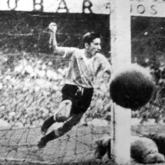 Gol de Uruguay contra Brasil. Un jugador uruguayo celebra mientras otro brasileño lamenta la jugada.