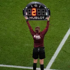 Árbitro muestra el tablero con el número 8, indicando un cambio o el tiempo de descanso en el futbol.