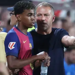 Entrenador habla con joven jugador del Barça. La tensión del partido contra el Inter se siente en el aire.