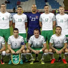 Equipo de fútbol de Irlanda posando para una foto. La selección de Irlanda luce sus uniformes blancos y verdes.