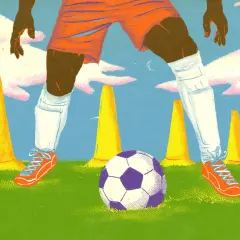 Jugador de fútbol en entrenamiento, rodeado de conos amarillos y un balón morado y blanco.