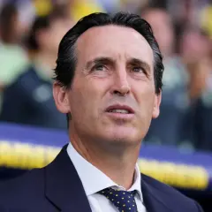 Unai Emery, entrenador del Villarreal, reflexiona en el banquillo. Sus fechas de ingreso al club marcan una era de éxitos.