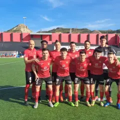 El equipo de Yepes CF posa en el campo de fútbol.