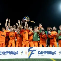Equipo de fútbol celebra levantando la copa federación fútbol. ¡Campeones!