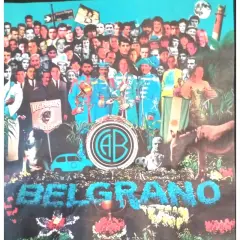 Grupo de personas con trajes de banda, un tambor con las iniciales AB, un cartel de "Los Piratas de Belgrano", un auto azul y un caballo.