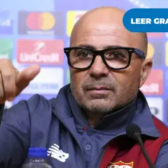 Juanma Lillo, con gafas y gesto serio, habla en rueda de prensa. Se rumorea sobre su sueldo.