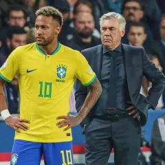 Neymar, con la camiseta de Brasil, y Carlo Ancelotti, observan el partido. La esperanza de la **copa** está en sus manos.