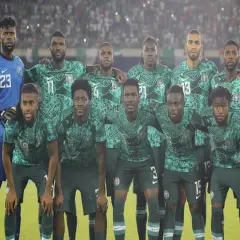 El equipo de **Nigeria FC** posa para una foto en el campo, luciendo sus uniformes verdes y blancos.