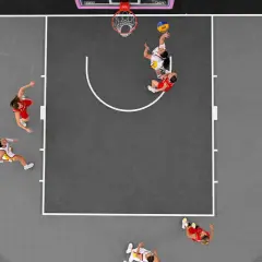 Jugadoras de baloncesto 3x3 compiten en la cancha. Se aprecian diferentes tipos de baloncesto en acción, con una lanzando a canasta.