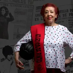 Amelia del Castillo, entrenadora de fútbol del Atlético de Pinto, posa con un balón.